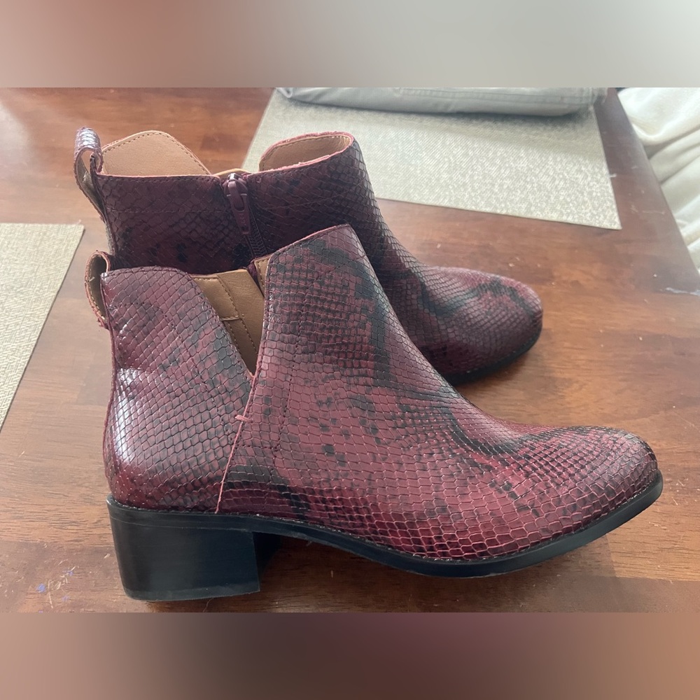Like new. Vionic Ankle Leathet Snakeskin look boots in‎ red and black